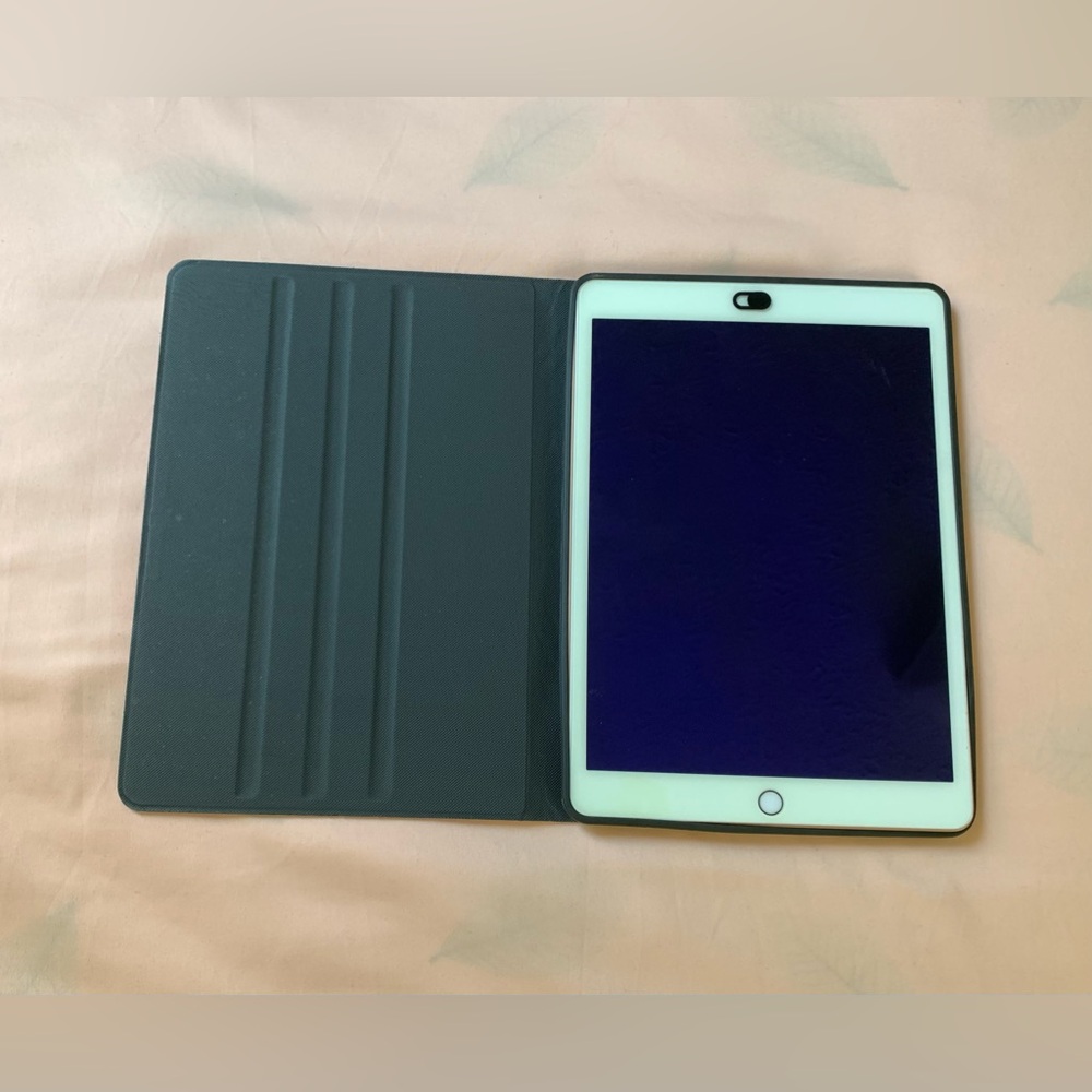 iPad 7th generation Gold 128 GB with case